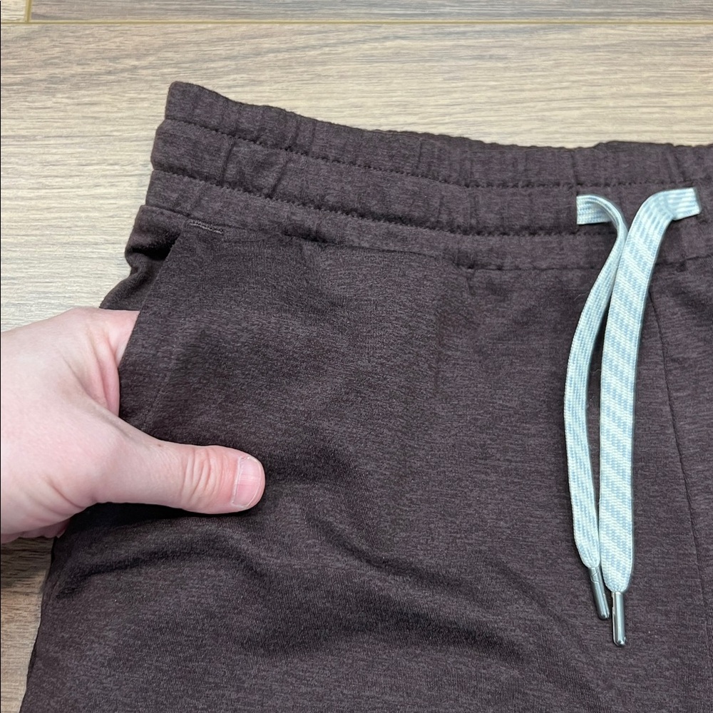 Vuori Halo Essential Wideleg Pant in Raisin Heather Brown Size Medium? - Picture 5 of 12